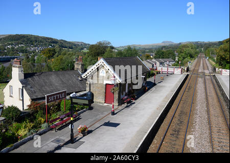 Vereinbaren Bahnhof, North Yorkshire, an der berühmten Settle Carlisle mit Pen-y-Ghent fiel in der Ferne. Stockfoto