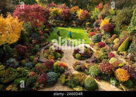 Rentnerehepaar Tony und Marie Newton neigen dazu, ihre Vier Jahreszeiten Garten als es in herbstlichen Farben platzt an ihrem Haus in Walsall, West Midlands. PA-Foto. Bild Datum: Mittwoch, 23. Oktober 2019. Photo Credit: Jacob König/PA-Kabel Stockfoto