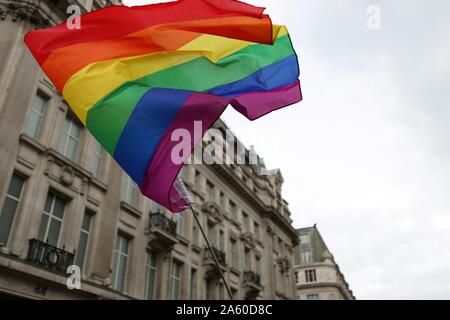 London, Großbritannien. 6. Juli, 2019. Stolz Flagge während der Parade. die 50. CSD-Parade toke durch Central London Place mit über einer Million Teilnehmern. Credit: Pietro Recchia/SOPA Images/ZUMA Draht/Alamy leben Nachrichten Stockfoto