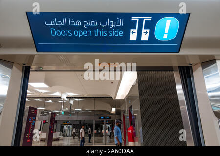 Die zweisprachige digitales Schild "Türen diese Seite öffnen' auf die Metro in Doha, Katar Stockfoto