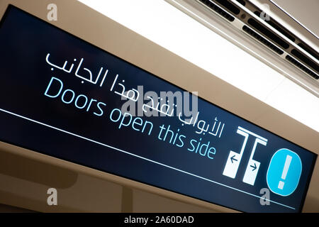 Die zweisprachige digitales Schild "Türen diese Seite öffnen' auf die Metro in Doha, Katar Stockfoto