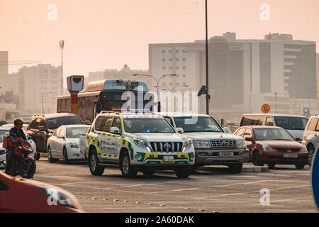 Eine erweiterte Sanitäter in einem Toyota Prada SUV Rettungswagens Schnitte durch den Verkehr an einer Kreuzung, auf dem Weg zu einem Notfall in Doha, Katar Stockfoto