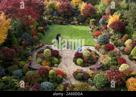 Rentnerehepaar Tony und Marie Newton neigen dazu, ihre Vier Jahreszeiten Garten als es in herbstlichen Farben platzt an ihrem Haus in Walsall, West Midlands. PA-Foto. Bild Datum: Mittwoch, 23. Oktober 2019. Photo Credit: Jacob König/PA-Kabel Stockfoto