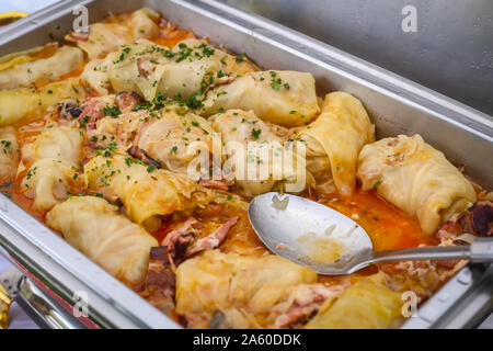 Gemischtes gekochtes Fleisch mit Reis gefüllte Kohlblätter ist traditionelle kroatische Gerichte, die aufgerufen wird, Sarma. Stockfoto