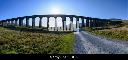 Eine Panorama-aufnahme von ribblehead Viadukt über die Carlisle Railway Line, North Yorkshire niederzulassen. Stockfoto