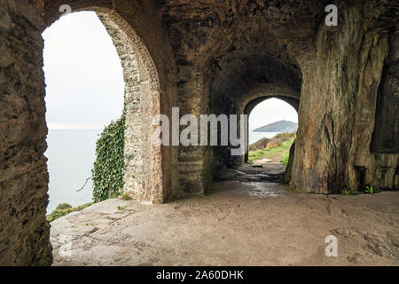 Innere Königin Adelaides Grotte, gebaut 1826, am Ende der Earl's fahren Sie auf der Rame Halbinsel. In der Ferne Rame Kopf gesehen werden kann. Stockfoto