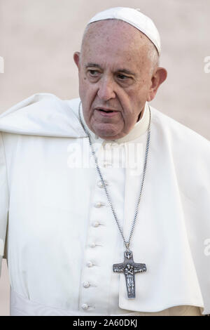 Vatikan, Vatikan. 23. Oktober, 2019. Papst Franziskus kommt an der Generalaudienz auf dem Petersplatz zu führen. Credit: Giuseppe Ciccia/Alamy leben Nachrichten Stockfoto