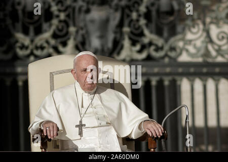 Vatikan, Vatikan. 23. Oktober, 2019. Papst Franziskus führt die Generalaudienz auf dem Petersplatz. Credit: Giuseppe Ciccia/Alamy leben Nachrichten Stockfoto