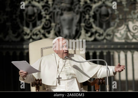 Vatikan, Vatikan. 23. Oktober, 2019. Papst Franziskus liefert seine Predigt während der Generalaudienz auf dem Petersplatz. Credit: Giuseppe Ciccia/Alamy leben Nachrichten Stockfoto