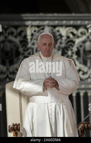 Vatikan, Vatikan. 23. Oktober, 2019. Papst Franziskus führt die Generalaudienz auf dem Petersplatz. Credit: Giuseppe Ciccia/Alamy leben Nachrichten Stockfoto