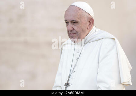 Vatikan, Vatikan. 23. Oktober, 2019. Papst Franziskus kommt an der Generalaudienz auf dem Petersplatz zu führen. Credit: Giuseppe Ciccia/Alamy leben Nachrichten Stockfoto