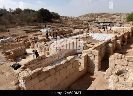 Ramat Beit Shemesh, Israel. 23 Okt, 2019. Arbeiter von der Israel Antiquities Authority Schmutz von einer ausgegraben 1500 Jahre alten byzantinischen Kirche in Ramat Beit Shemesh, am Mittwoch, 23. Oktober 2019 entfernen. Die drei Jahre Ausgrabungen entdeckt die Kirche, griechische Inschriften, Mosaiken, eine Taufe und eine Krypta eines unbekannten glorreichen Märtyrer. Foto von Debbie Hill/UPI Quelle: UPI/Alamy leben Nachrichten Stockfoto