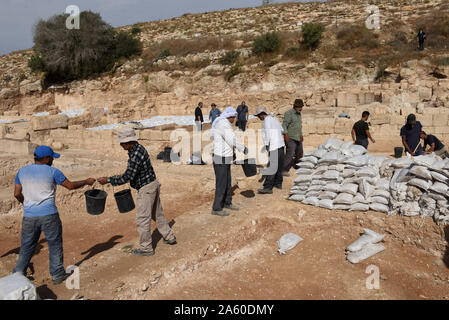 Ramat Beit Shemesh, Israel. 23 Okt, 2019. Arbeiter von der Israel Antiquities Authority Schmutz aus einem 1500 Jahre alten byzantinischen Kirche in Ramat Beit Shemesh, am Mittwoch, 23. Oktober 2019 entfernen. Die drei Jahre Ausgrabungen entdeckt die Kirche, griechische Inschriften, Mosaiken, eine Taufe und eine Krypta eines unbekannten glorreichen Märtyrer. Foto von Debbie Hill/UPI Quelle: UPI/Alamy leben Nachrichten Stockfoto