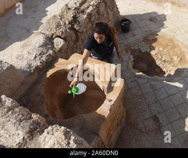 Ramat Beit Shemesh, Israel. 23 Okt, 2019. Ein Arbeitnehmer, der von der Israel Antiquities Authority reinigt ein Taufbecken in der Form eines Kreuzes, in einer Ausgegrabenen 1.500 Jahre alten byzantinischen Kirche in Ramat Beit Shemesh, am Mittwoch, 23. Oktober 2019. Die drei Jahre Ausgrabungen entdeckt die Kirche, griechische Inschriften, Mosaiken, eine Taufe und eine Krypta eines unbekannten glorreichen Märtyrer. Foto von Debbie Hill/UPI Quelle: UPI/Alamy leben Nachrichten Stockfoto