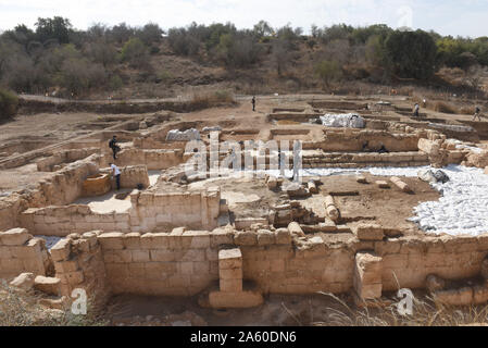 Ramat Beit Shemesh, Israel. 23 Okt, 2019. Arbeiter von der Israel Antiquities Authority Schmutz von einer ausgegraben 1500 Jahre alten byzantinischen Kirche in Ramat Beit Shemesh, am Mittwoch, 23. Oktober 2019 entfernen. Die drei Jahre Ausgrabungen entdeckt die Kirche, griechische Inschriften, Mosaiken, eine Taufe und eine Krypta eines unbekannten glorreichen Märtyrer. Foto von Debbie Hill/UPI Quelle: UPI/Alamy leben Nachrichten Stockfoto