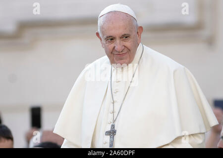 Vatikan, Vatikan. 23. Oktober, 2019. Papst Franziskus lächelt während der Generalaudienz auf dem Petersplatz. Credit: Giuseppe Ciccia/Alamy leben Nachrichten Stockfoto