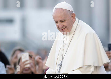 Vatikan, Vatikan. 23. Oktober, 2019. Papst Franziskus kommt an der Generalaudienz auf dem Petersplatz zu führen. Credit: Giuseppe Ciccia/Alamy leben Nachrichten Stockfoto