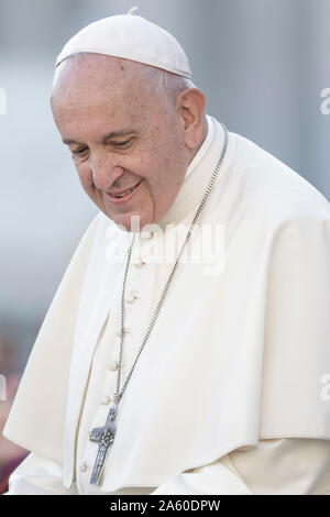 Vatikan, Vatikan. 23. Oktober, 2019. Papst Franziskus lächelt während der Generalaudienz auf dem Petersplatz. Credit: Giuseppe Ciccia/Alamy leben Nachrichten Stockfoto