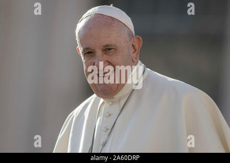 Vatikan, Vatikan. 23. Oktober, 2019. Papst Franziskus lächelt während der Generalaudienz auf dem Petersplatz. Credit: Giuseppe Ciccia/Alamy leben Nachrichten Stockfoto