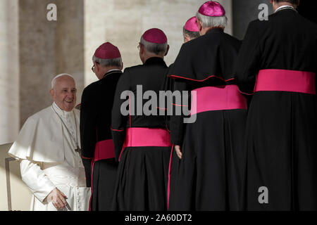 Vatikan, Vatikan. 23. Oktober, 2019. Papst Franziskus empfängt die Bischöfe während der Generalaudienz auf dem Petersplatz. Credit: Giuseppe Ciccia/Alamy leben Nachrichten Stockfoto