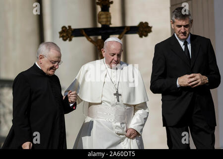 Vatikan, Vatikan. 23. Oktober, 2019. Papst Franziskus Blätter am Ende der Generalaudienz auf dem Petersplatz. Credit: Giuseppe Ciccia/Alamy leben Nachrichten Stockfoto