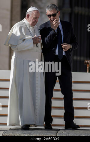 Vatikan, Vatikan. 23. Oktober, 2019. Papst Franziskus Blätter am Ende der Generalaudienz auf dem Petersplatz. Credit: Giuseppe Ciccia/Alamy leben Nachrichten Stockfoto