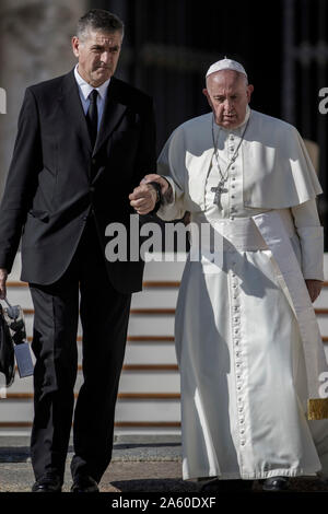 Vatikan, Vatikan. 23. Oktober, 2019. Papst Franziskus Blätter am Ende der Generalaudienz auf dem Petersplatz. Credit: Giuseppe Ciccia/Alamy leben Nachrichten Stockfoto