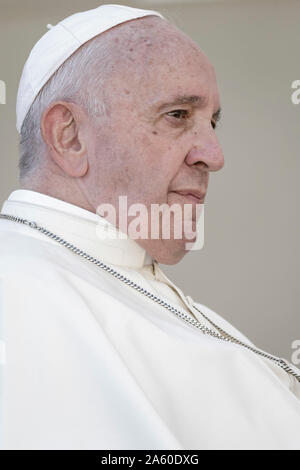 Vatikan, Vatikan. 23. Oktober, 2019. Papst Franziskus Blätter am Ende der Generalaudienz auf dem Petersplatz. Credit: Giuseppe Ciccia/Alamy leben Nachrichten Stockfoto