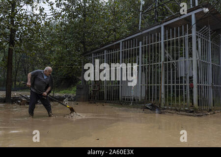 Welle, Gilan, Iran. 22 Okt, 2019. Ein Mann arbeitet an seinem Hof. Schwere Regenfälle überflutet zu Erdrutschen und Überschwemmungen in die Welle Stadt. Mehrere Brücken eingestürzt und Straßen der drei hundert Haushalte des Dorfes Visrood blockiert waren. Die Flut beschädigt auch Häuser und Farmen. Welle ist eine Stadt im Westen der Provinz Guilan. Credit: Babak Jeddi/SOPA Images/ZUMA Draht/Alamy leben Nachrichten Stockfoto