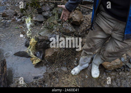 Welle, Gilan, Iran. 22 Okt, 2019. Ein fischernetz durch Erdrutsche durch Überschwemmungen verursachten begraben. Schwere Regenfälle zu Erdrutschen und Überschwemmungen in die Welle Stadt. Mehrere Brücken eingestürzt und Straßen der drei hundert Haushalte des Dorfes Visrood blockiert waren. Die Flut beschädigt auch Häuser und Farmen. Welle ist eine Stadt im Westen der Provinz Guilan. Credit: Babak Jeddi/SOPA Images/ZUMA Draht/Alamy leben Nachrichten Stockfoto