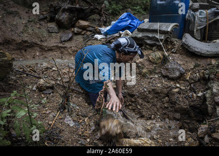 Welle, Gilan, Iran. 22 Okt, 2019. Eine ländliche Frau macht einen Kanal für das Wasser aus ihren überschwemmten Home. Schwere Regenfälle zu Erdrutschen und Überschwemmungen in die Welle Stadt. Mehrere Brücken eingestürzt und Straßen der drei hundert Haushalte des Dorfes Visrood blockiert waren. Die Flut beschädigt auch Häuser und Farmen. Welle ist eine Stadt im Westen der Provinz Guilan. Credit: Babak Jeddi/SOPA Images/ZUMA Draht/Alamy leben Nachrichten Stockfoto