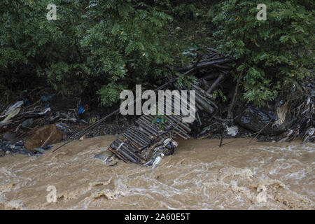 Welle, Gilan, Iran. 22 Okt, 2019. Eine zerstörte Brücke bei Hochwasser. Schwere Regenfälle zu Erdrutschen und Überschwemmungen in die Welle Stadt. Mehrere Brücken eingestürzt und Straßen der drei hundert Haushalte des Dorfes Visrood blockiert waren. Die Flut beschädigt auch Häuser und Farmen. Welle ist eine Stadt im Westen der Provinz Guilan. Credit: Babak Jeddi/SOPA Images/ZUMA Draht/Alamy leben Nachrichten Stockfoto