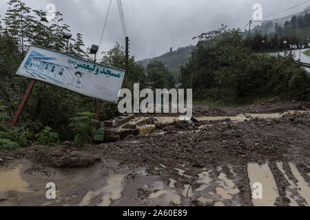 Welle, Gilan, Iran. 22 Okt, 2019. Eine überdachte Straße durch Erdrutsche im Dorf Visrood. Schwere Regenfälle zu Erdrutschen und Überschwemmungen in die Welle Stadt. Mehrere Brücken eingestürzt und Straßen der drei hundert Haushalte des Dorfes Visrood blockiert waren. Die Flut beschädigt auch Häuser und Farmen. Welle ist eine Stadt im Westen der Provinz Guilan. Credit: Babak Jeddi/SOPA Images/ZUMA Draht/Alamy leben Nachrichten Stockfoto