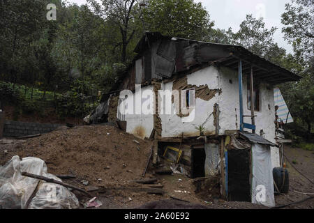 Welle, Gilan, Iran. 22 Okt, 2019. Einem zerstörten Haus durch Erdrutsche durch Überschwemmungen verursachten. Schwere Regenfälle zu Erdrutschen und Überschwemmungen in die Welle Stadt. Mehrere Brücken eingestürzt und Straßen der drei hundert Haushalte des Dorfes Visrood blockiert waren. Die Flut beschädigt auch Häuser und Farmen. Welle ist eine Stadt im Westen der Provinz Guilan. Credit: Babak Jeddi/SOPA Images/ZUMA Draht/Alamy leben Nachrichten Stockfoto