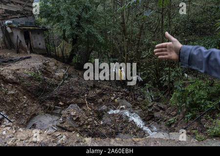 Welle, Gilan, Iran. 22 Okt, 2019. Erdrutsche durch die Überschwemmungen im Dorf Visrood. Schwere Regenfälle zu Erdrutschen und Überschwemmungen in die Welle Stadt. Mehrere Brücken eingestürzt und Straßen der drei hundert Haushalte des Dorfes Visrood blockiert waren. Die Flut beschädigt auch Häuser und Farmen. Welle ist eine Stadt im Westen der Provinz Guilan. Credit: Babak Jeddi/SOPA Images/ZUMA Draht/Alamy leben Nachrichten Stockfoto