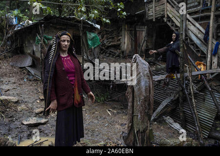 Welle, Gilan, Iran. 22 Okt, 2019. Zwei Frauen in ländlichen Gebieten stehen im Regen an den Hof ihres zerstörten Hauses. Schwere Regenfälle zu Erdrutschen und Überschwemmungen in die Welle Stadt. Mehrere Brücken eingestürzt und Straßen der drei hundert Haushalte des Dorfes Visrood blockiert waren. Die Flut beschädigt auch Häuser und Farmen. Welle ist eine Stadt im Westen der Provinz Guilan. Credit: Babak Jeddi/SOPA Images/ZUMA Draht/Alamy leben Nachrichten Stockfoto