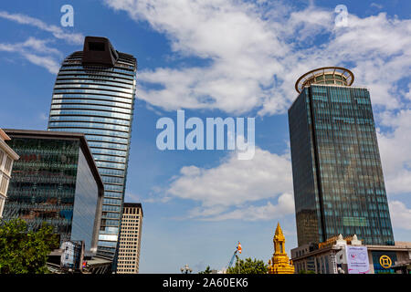 Zwei der höchsten Wolkenkratzer im Königreich, die Vatannak Capital Bank Gebäude (L) & die Canadia Bank Tower steigen hoch über Phnom Penh, Kambodscha. Stockfoto