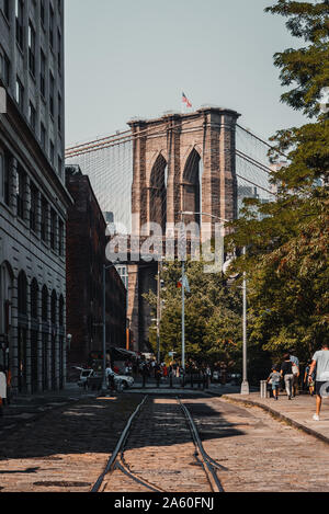 NEW YORK, 18. AUGUST 2019: Blick auf die Brooklyn Bridge von Dumbo Stockfoto