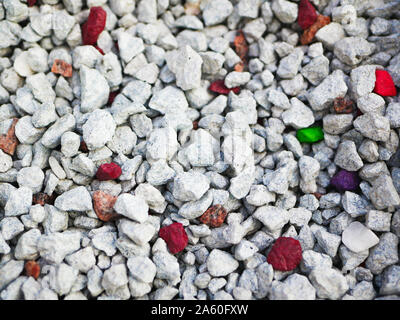 Grau Kieselsteinchen. Hintergrund besteht aus kleinen grauen Steinen. Mit vielen Einsatzmöglichkeiten. Die Textur besteht aus kleinen Kieseln einen grauen Farbton. Stockfoto