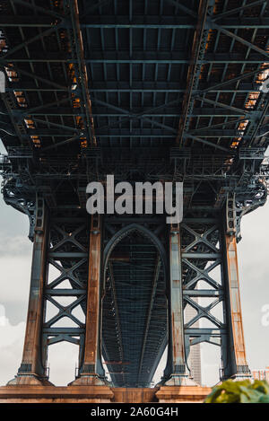 Blick auf die Schattenseiten der Williamsburg Bridge von Dumbo Stockfoto