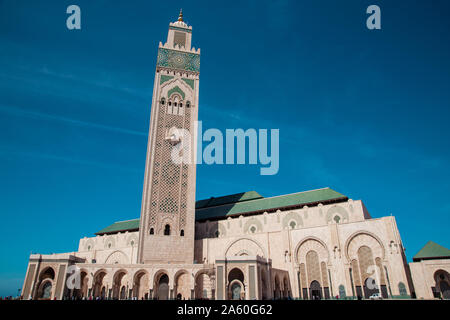 Casablanca, Marokko - 29. September 2019: Low Angle Blick auf die Hassan-II.-Moschee in der Mitte des Tages Stockfoto