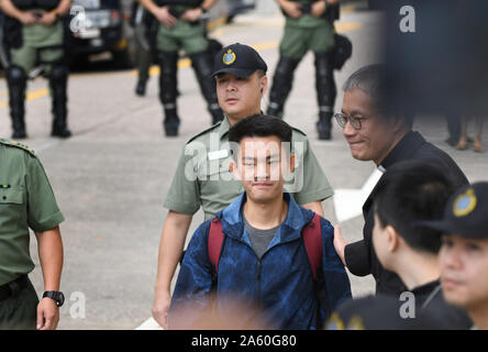 Hongkong, China. 23 Okt, 2019. Chan Tong-kai, der im Verdacht steht, ein Mordfall in China Taiwan, ist aus einem Gefängnis in Hong Kong, South China Veröffentlicht am Okt. 23, 2019. Chan war hier Mittwoch Morgen von einem Gefängnis in Hong Kong veröffentlicht, dass er bereit ist, zu Taiwan zu übergeben. Mit Verdächtige in Taiwan Mordfall in HK freigegeben ist, sagt zu Taiwan" Credit: Lu Hanxin/Xinhua/Alamy Live News Übergabe Stockfoto