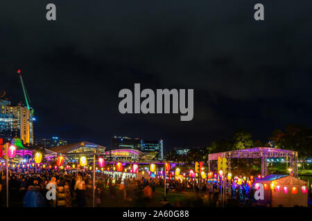 Adelaide, Australien - Oktober 19, 2019: Elder Park voll mit Menschen während der Mond Laterne Fest Feier verpackt in der Nacht Stockfoto