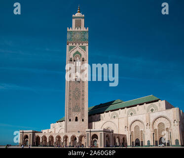 Casablanca, Marokko - 29. September 2019: Low Angle Blick auf die Hassan-II.-Moschee, die von den Touristen in der Mitte des Tages umgeben Stockfoto