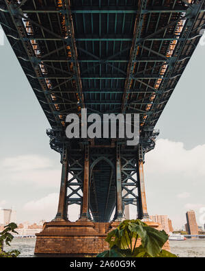 Blick auf die Schattenseiten der Williamsburg Bridge von Dumbo Stockfoto