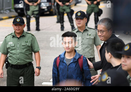 Hongkong, China. 23 Okt, 2019. Chan Tong-kai, der im Verdacht steht, ein Mordfall in China Taiwan, ist aus einem Gefängnis in Hong Kong, South China Veröffentlicht am Okt. 23, 2019. Chan war hier Mittwoch Morgen von einem Gefängnis in Hong Kong veröffentlicht, dass er bereit ist, zu Taiwan zu übergeben. Mit Verdächtige in Taiwan Mordfall in HK freigegeben ist, sagt zu Taiwan" Credit: Lu Hanxin/Xinhua/Alamy Live News Übergabe Stockfoto