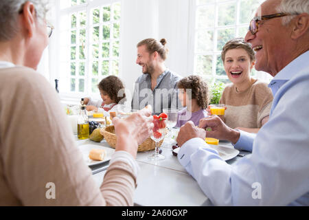 Glückliche Familie Mittag zu Hause in Stockfoto