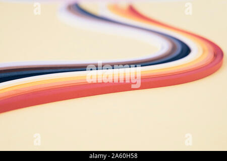 Close-up quilling Paper mit Swirl Muster auf beigen Hintergrund Stockfoto