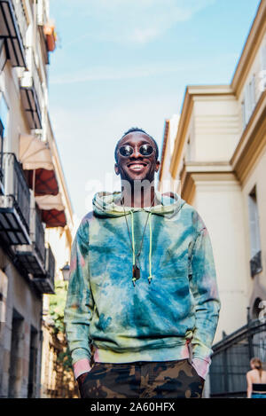 Porträt der glückliche junge Mann in der Stadt Stockfoto