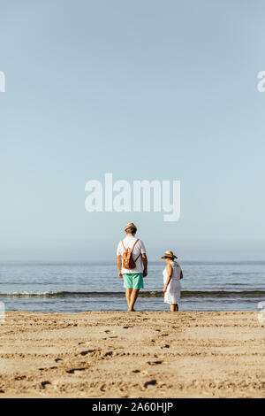 Senior Paar am Strand, El Roc de Sant Gaieta, Spanien Stockfoto